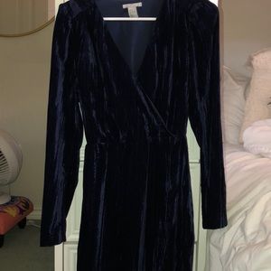 Long sleeve dark blue velvet cocktail dress